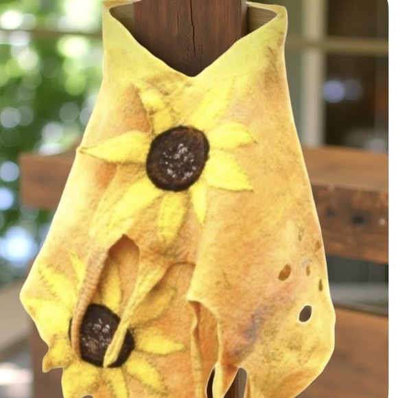 Wool shawl, Sunflower shawl, Wool Shawl, Wool Wrap, Wearable art, OOAK - Picture 3 of 12